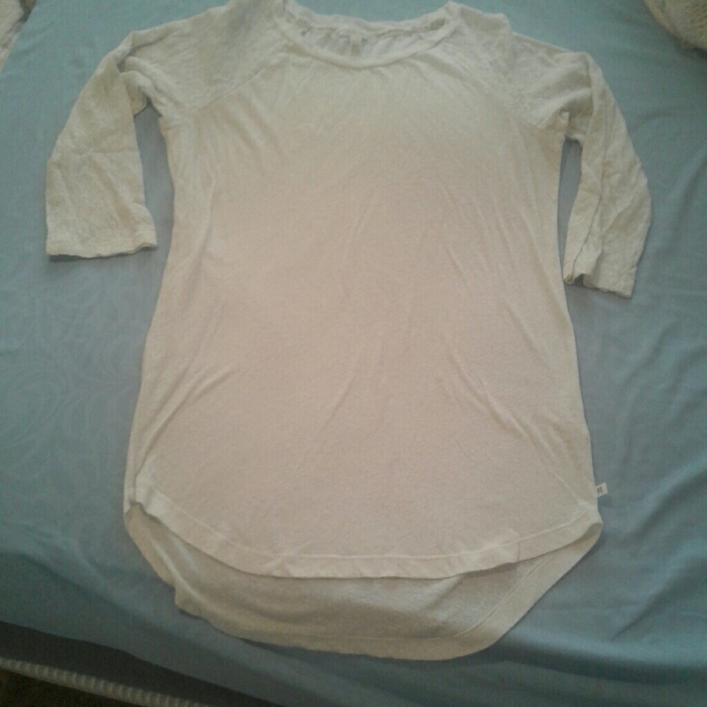 SUPER CUTE LACE SLEEVED!!! VS top